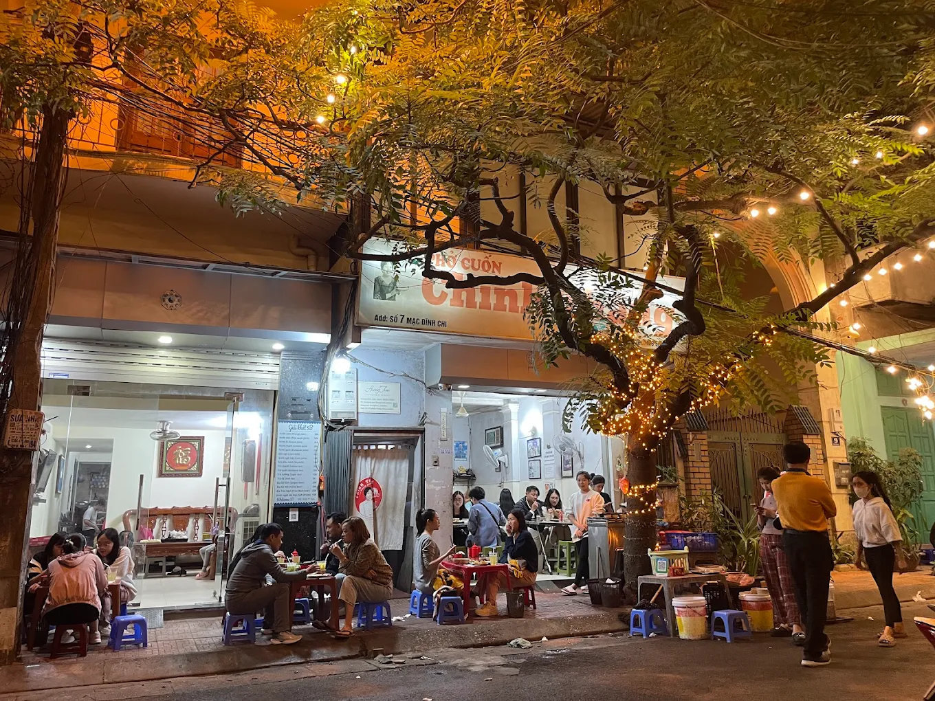 Phở cuốn Chinh Thắng là quán ăn tối Hà Nội đơn giản, gần gũi, theo phong cách quán ăn đường phố quen thuộc